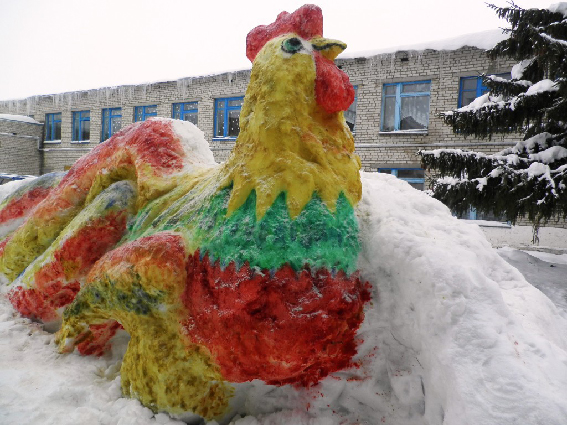 Версия для печати > Житель Челябинской области из тонны снега слепил петуха у себя в огороде