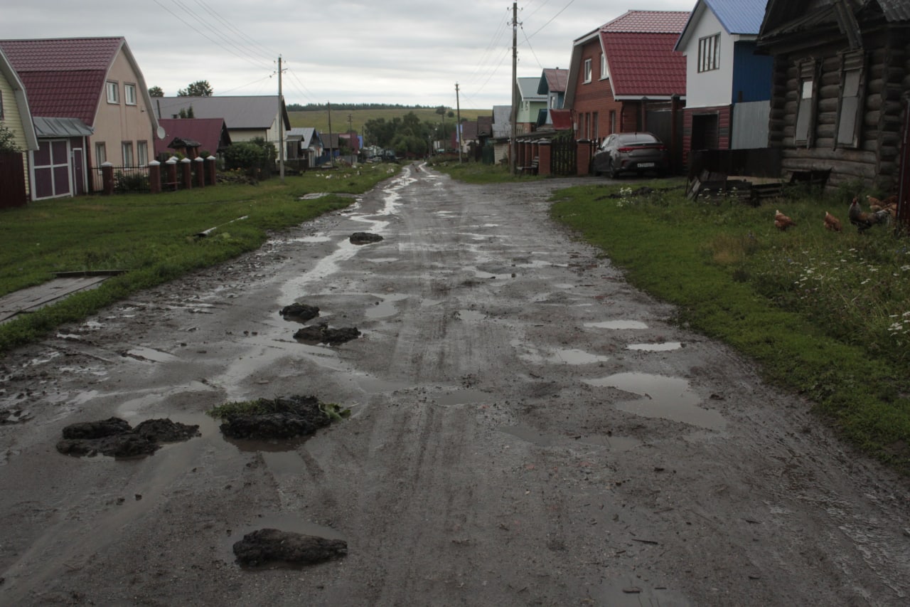 Сельское поселение дорожная. Дорога в деревне. Сельские дороги. Асфальтовая крошка в деревне. Капитальный ремонт дороги в деревне приколы.