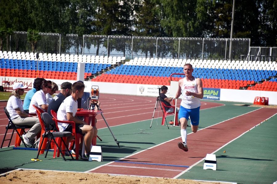 Спортсмены на стадионе фото