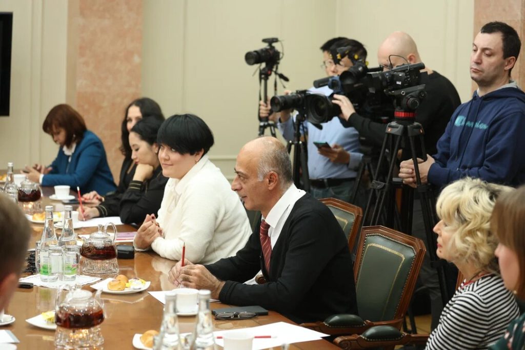 Глава Чувашии Олег Николаев встретился с иностранными журналистами | Тăван Ен